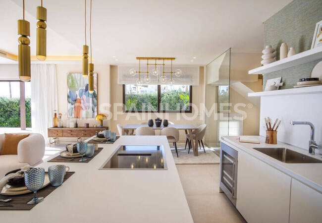 Marbella'da Site İçinde Taşınmaya Hazır Deniz Manzaralı Ev 22