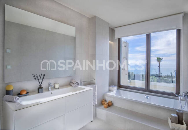 Marbella'da Site İçinde Taşınmaya Hazır Deniz Manzaralı Ev 30