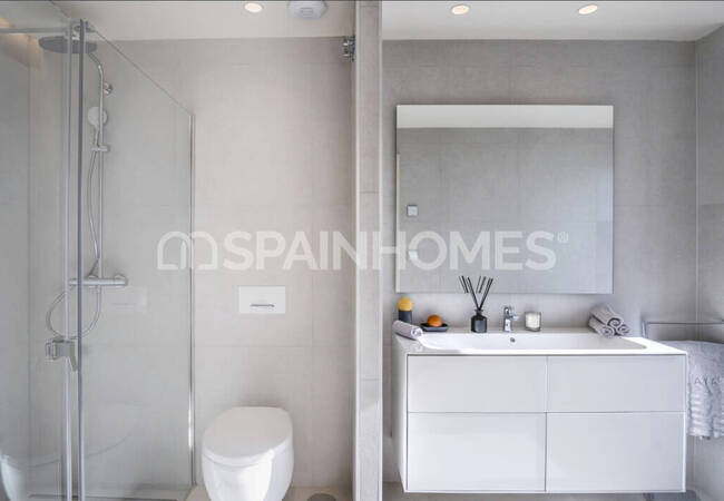 Marbella'da Site İçinde Taşınmaya Hazır Deniz Manzaralı Ev 33