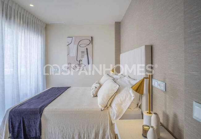 Marbella'da Site İçinde Taşınmaya Hazır Deniz Manzaralı Ev 26