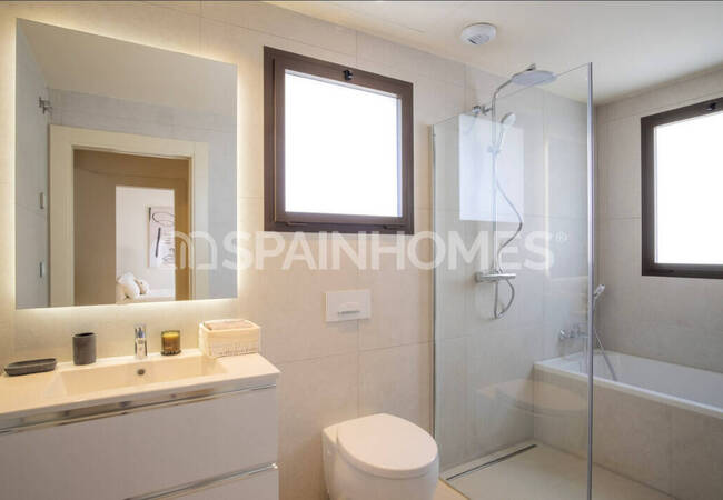 Marbella'da Site İçinde Taşınmaya Hazır Deniz Manzaralı Ev 31