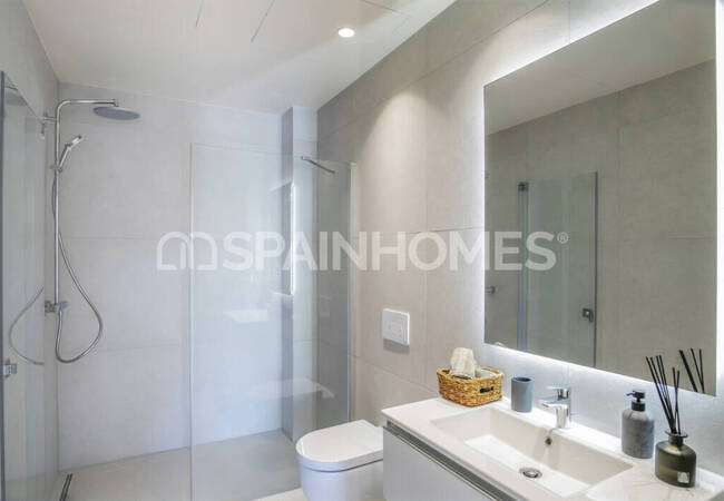 Marbella'da Site İçinde Taşınmaya Hazır Deniz Manzaralı Ev 32