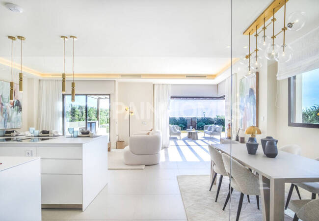 Marbella'da Site İçinde Taşınmaya Hazır Deniz Manzaralı Ev 20