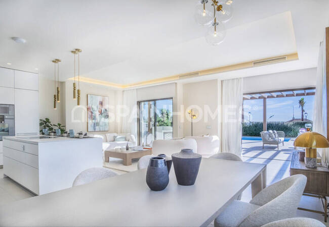 Marbella'da Site İçinde Taşınmaya Hazır Deniz Manzaralı Ev 17