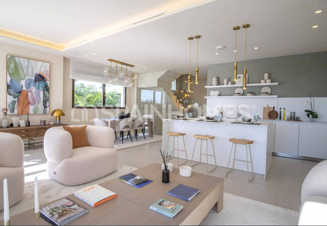 Marbella'da Site İçinde Taşınmaya Hazır Deniz Manzaralı Ev 15