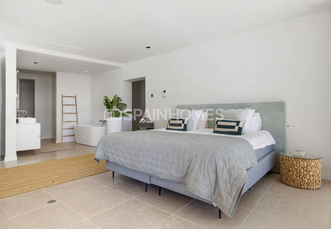 Villa Con Vistas Al Mar En Venta Con Piscina En Benahavís 25