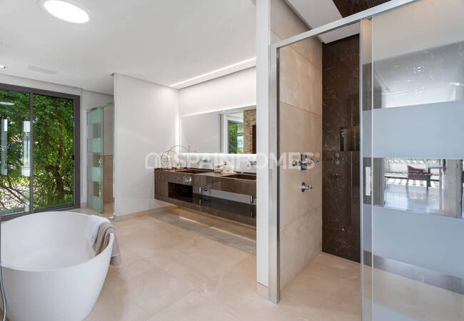 Casa De 6 Dormitorios Con Piscina Y Jardín En Benahavís 30