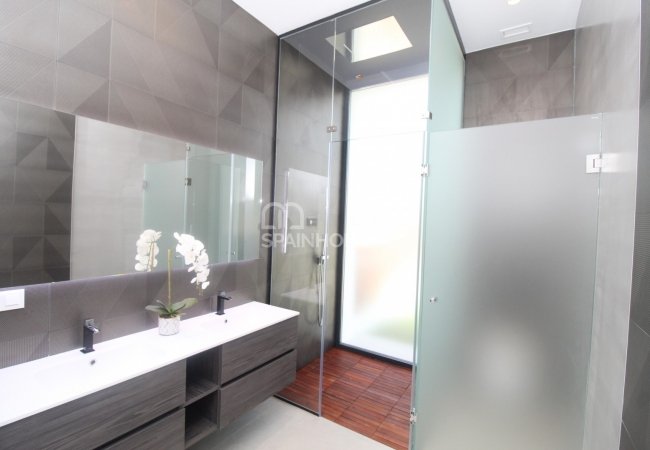 Costa Blanca'da Tam Donanımlı Satışa Hazır Villa 31