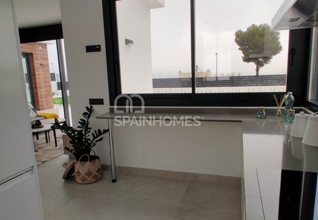 Polop Valencia'da Modern Tasarımlı Aydınlık Villalar