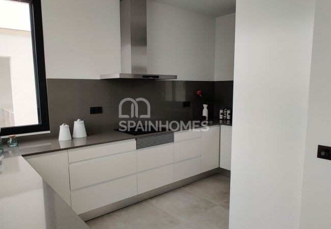 Polop Valencia'da Modern Tasarımlı Aydınlık Villalar