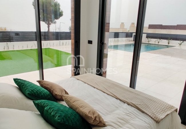 Polop Valencia'da Modern Tasarımlı Aydınlık Villalar
