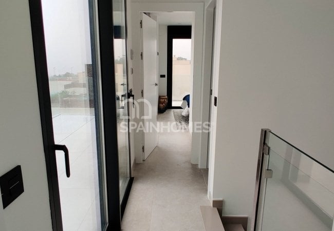 Polop Valencia'da Modern Tasarımlı Aydınlık Villalar