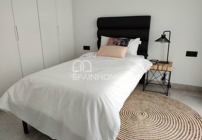 Polop Valencia'da Modern Tasarımlı Aydınlık Villalar