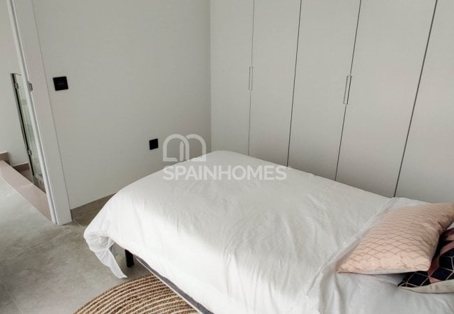 Polop Valencia'da Modern Tasarımlı Aydınlık Villalar