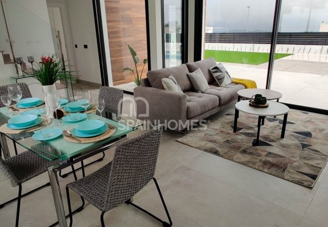 Polop Valencia'da Modern Tasarımlı Aydınlık Villalar