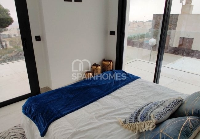 Polop Valencia'da Modern Tasarımlı Aydınlık Villalar