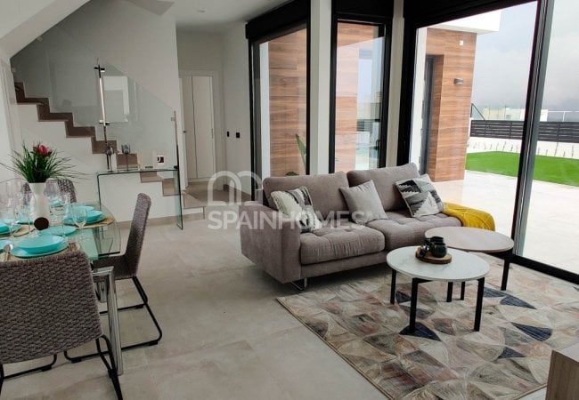 Polop Valencia'da Modern Tasarımlı Aydınlık Villalar