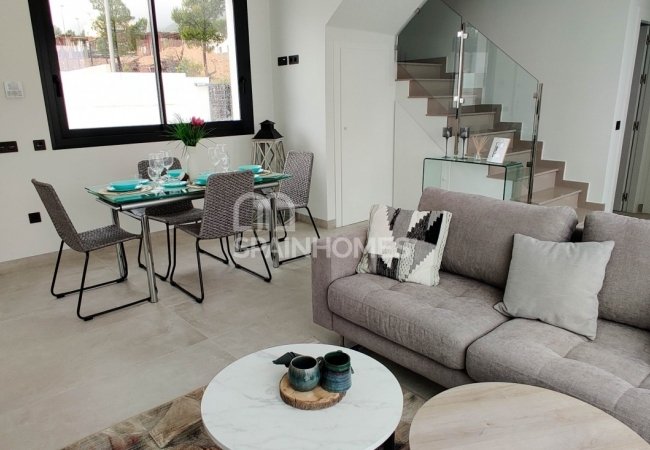 Polop Valencia'da Modern Tasarımlı Aydınlık Villalar