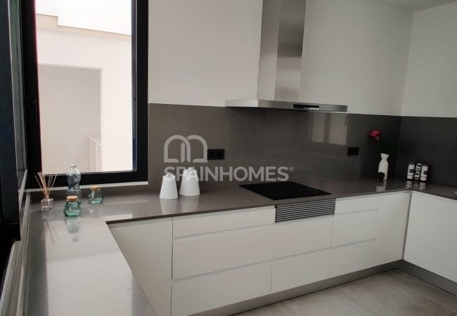 Polop Valencia'da Modern Tasarımlı Aydınlık Villalar
