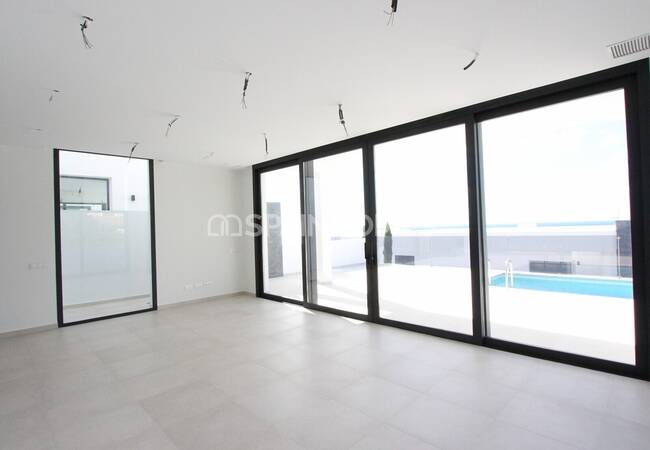 Calpe'de Modern Tasarımlı ve Merkezi Konumlu Şık Evler 32