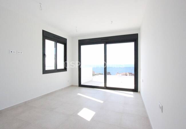 Calpe'de Modern Tasarımlı ve Merkezi Konumlu Şık Evler 37