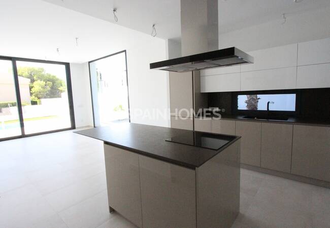 Calpe'de Modern Tasarımlı ve Merkezi Konumlu Şık Evler 45