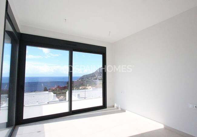 Calpe'de Modern Tasarımlı ve Merkezi Konumlu Şık Evler 25