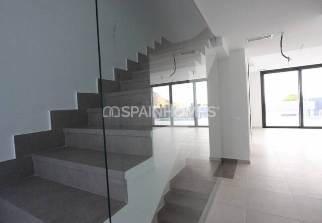 Calpe'de Modern Tasarımlı ve Merkezi Konumlu Şık Evler 27