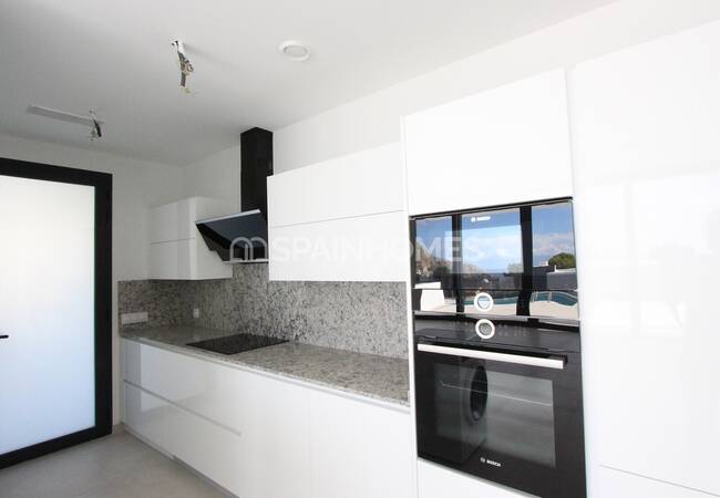 Calpe'de Modern Tasarımlı ve Merkezi Konumlu Şık Evler 30