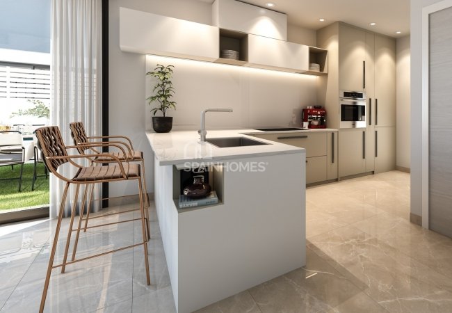 Centrally Located Townhouse with Communal Pool in Alicante 7