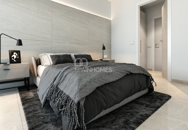 Centrally Located Townhouse with Communal Pool in Alicante 8