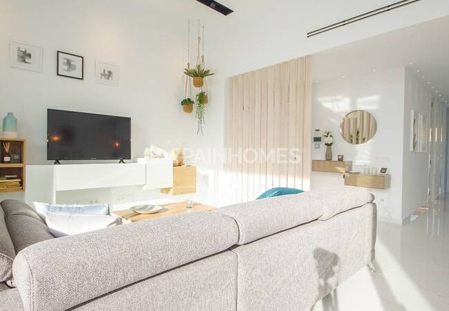 Spacious Villas on a Large Plot with Pool in Torrevieja 13