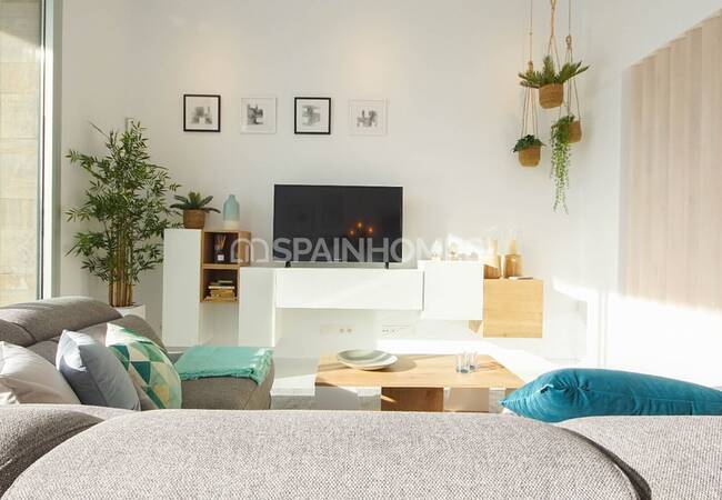 Spacious Villas on a Large Plot with Pool in Torrevieja 14