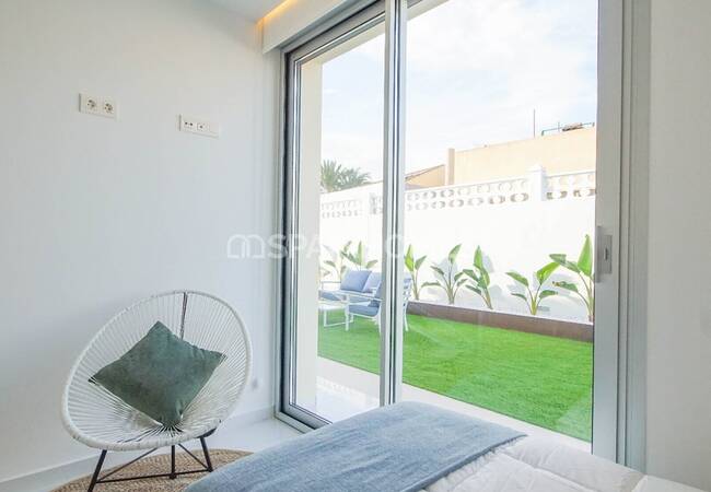 Spacious Villas on a Large Plot with Pool in Torrevieja 35