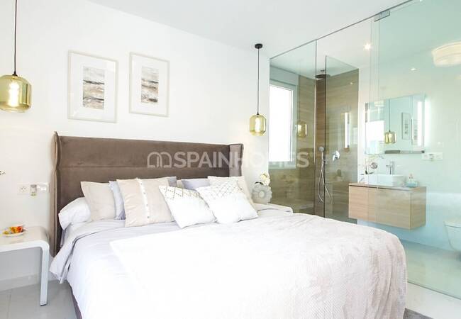 Spacious Villas on a Large Plot with Pool in Torrevieja 37