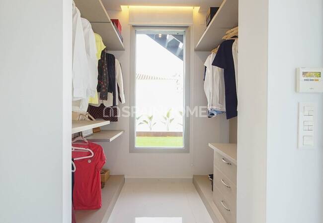 Spacious Villas on a Large Plot with Pool in Torrevieja 41