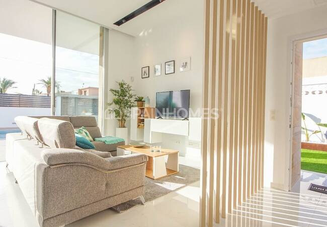 Spacious Villas on a Large Plot with Pool in Torrevieja 15