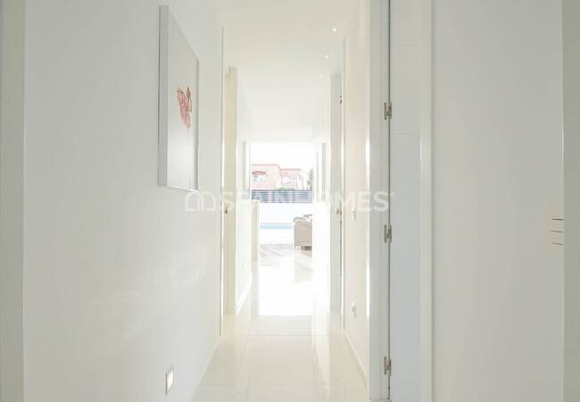 Spacious Villas on a Large Plot with Pool in Torrevieja 43