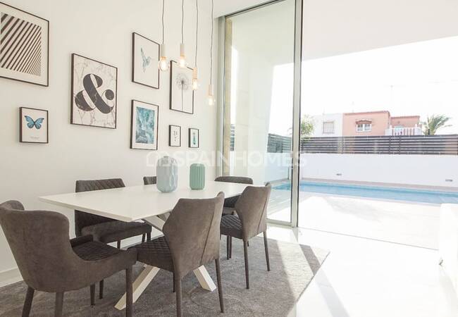 Spacious Villas on a Large Plot with Pool in Torrevieja 19