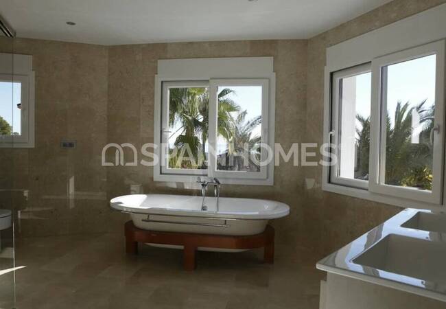 Alicante Benissa'da Golf Sahasına Yakın Deniz Manzaralı Villa 12