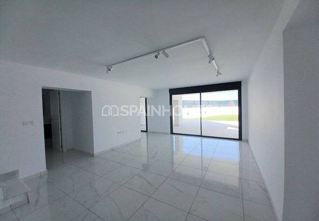 Beachfront Detached Villa with Private Pool in Torrevieja 21