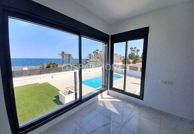 Beachfront Detached Villa with Private Pool in Torrevieja 14