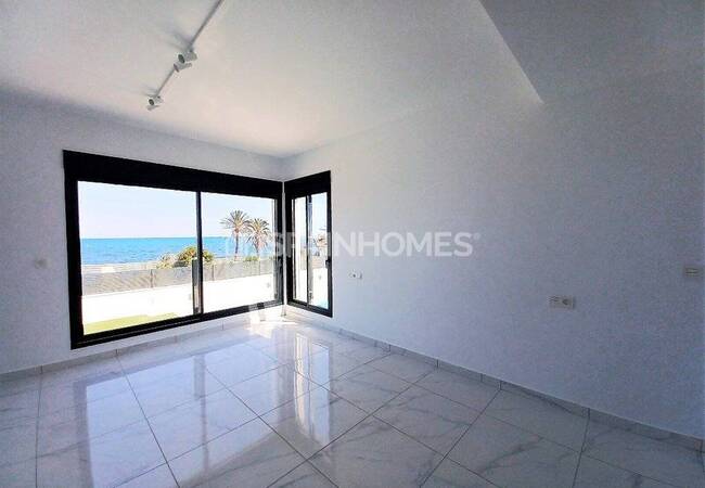 Beachfront Detached Villa with Private Pool in Torrevieja 17