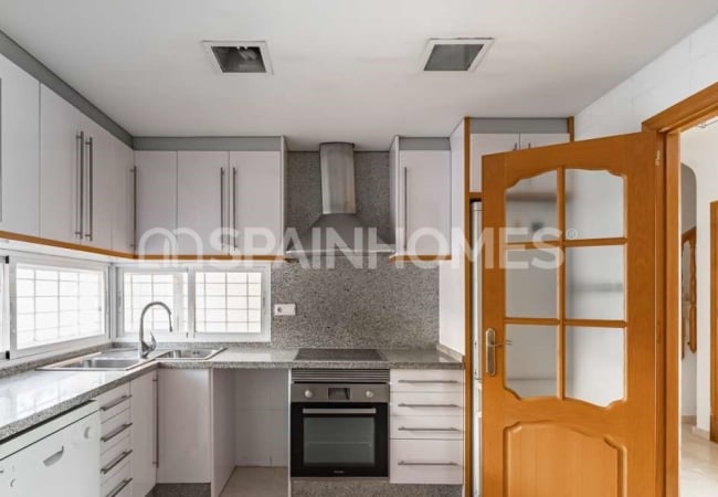 Alicante El Campello'da Sahile Yakın Havuzlu Sitede Geniş Villa 26