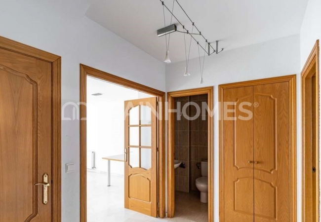 Alicante El Campello'da Sahile Yakın Havuzlu Sitede Geniş Villa 30
