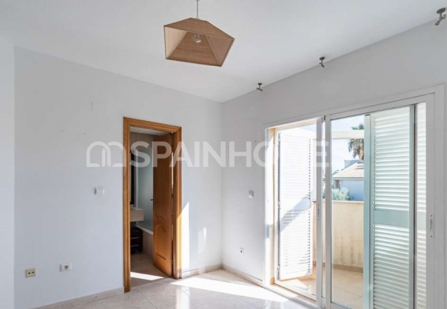 Alicante El Campello'da Sahile Yakın Havuzlu Sitede Geniş Villa 33