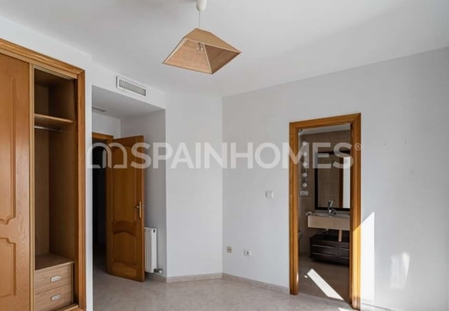 Alicante El Campello'da Sahile Yakın Havuzlu Sitede Geniş Villa 18