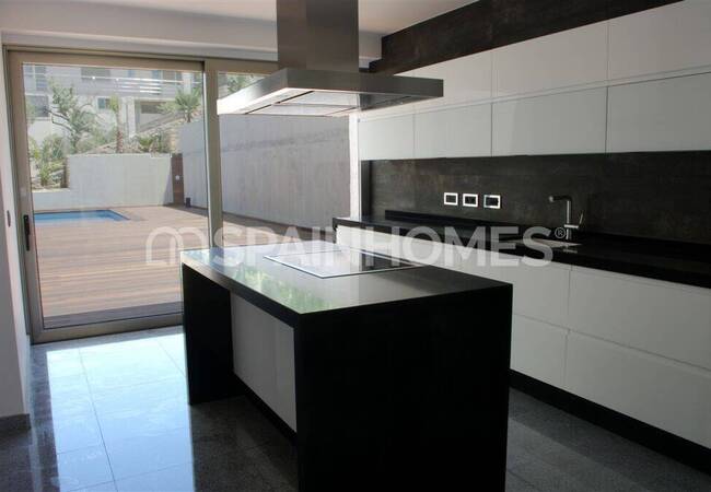 Ready to Move Villa with Stunning Sea and City Views in Benidorm 28