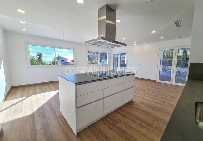 Calpe'de Deniz Manzaralı Geniş Bahçeli Taşınmaya Hazır Villa 32