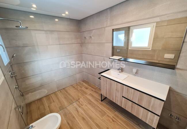 Calpe'de Deniz Manzaralı Geniş Bahçeli Taşınmaya Hazır Villa 30